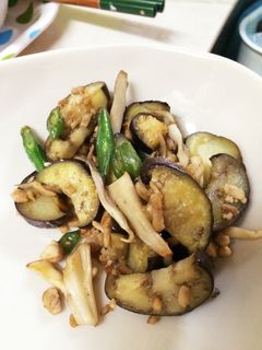 子供も喜ぶ!ナスとキノコのバター醤油炒め-レシピのメイン写真