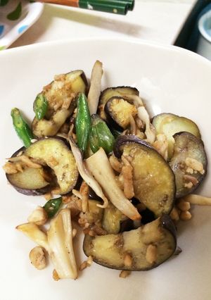 子供も喜ぶ！ナスとキノコのバター醤油炒め-レシピのメイン写真