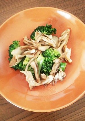 ブロッコリーと舞茸のオイ醤油バター炒め-レシピのメイン写真