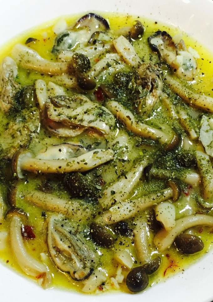 簡単！牡蠣とシメジのガリバタワイン蒸し！-レシピのメイン写真
