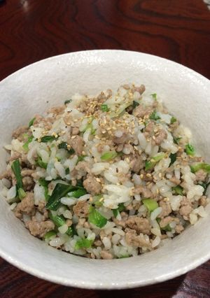 肉の油を使った、そぼろレタス丼-レシピのメイン写真