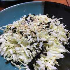 รูปของ 千切りキャベツ&塩昆布の簡単サラダ