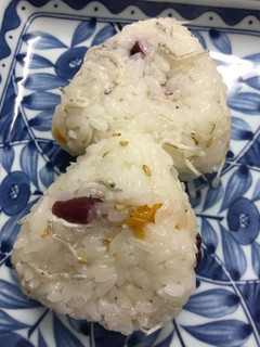 酢飯でおにぎり(じゃこ&漬物)-レシピのメイン写真