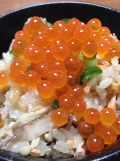 鮭ときのこの炊き込みごはん いくら乗せ-レシピのメイン写真