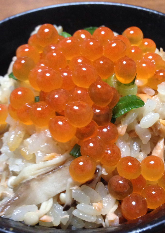 鮭ときのこの炊き込みごはん いくら乗せ-レシピのメイン写真