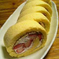 รูปของ 激ウマ簡単☆いちごロールケーキ