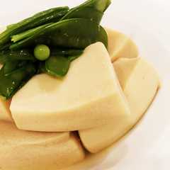 รูปของ 高野豆腐と絹さやの煮物