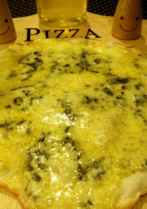 ゴルゴンゾーラ蜂蜜ピザを家庭用焼き窯で…-レシピのメイン写真