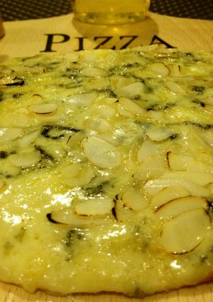 焼きアーモンド香るゴルゴンゾーラ蜂蜜ピザ-レシピのメイン写真