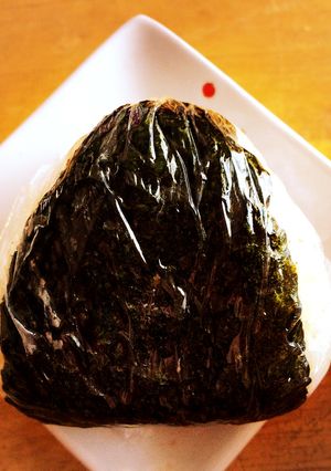 ラップで簡単！手を汚さずにおにぎり-レシピのメイン写真