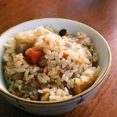 รูปของ 煮物deリメイク炊き込みご飯