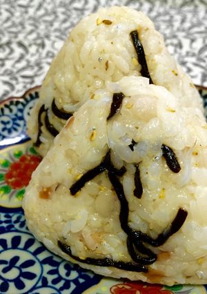 梅干し・しらす・ごま・塩昆布のおにぎり♬-レシピのメイン写真