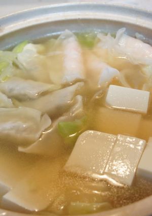 キャベツ・玉ねぎ・絹豆腐入り水餃子鍋-レシピのメイン写真