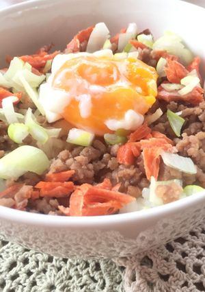 簡単和食ランチ❁﻿そぼろ丼 鮭&温玉のせ-レシピのメイン写真