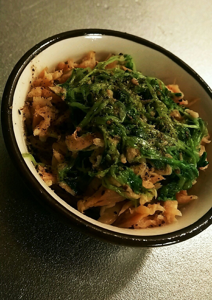 簡単小鉢♪豆苗と鮭フレークの炒めもの-レシピのメイン写真