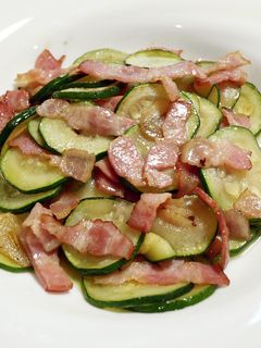 簡単!ズッキーニとベーコンのにんにく炒め-レシピのメイン写真