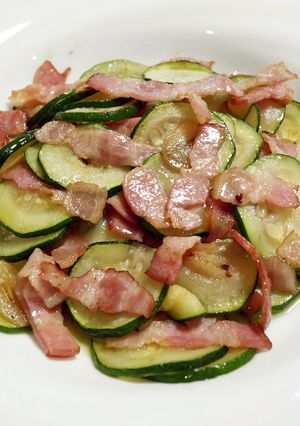 簡単！ズッキーニとベーコンのにんにく炒め-レシピのメイン写真