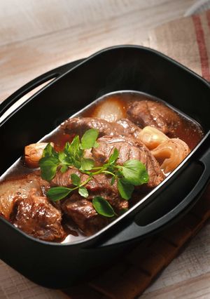 牛すね肉と新玉の白ワイン煮込み-レシピのメイン写真