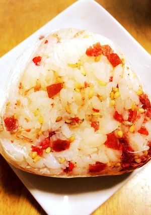 ラップで簡単！手を汚さずにおにぎり 2-レシピのメイン写真