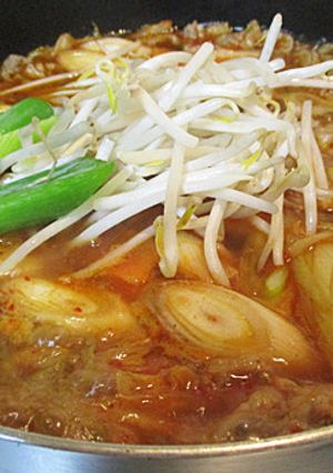 豚バラとモヤシで熱々キムチ鍋-レシピのメイン写真