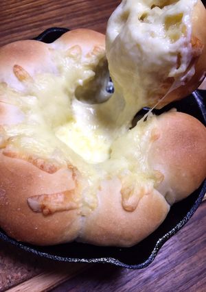 スキレットでとろけるチーズパン♡朝食にも-レシピのメイン写真