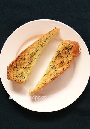 ひと手間かけて！食パンガーリックトースト-レシピのメイン写真