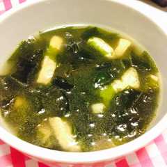 รูปของ ガストのわかめと揚げのスープ