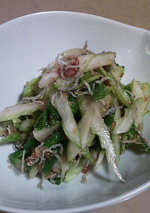 セロリのゴマ梅肉和え-レシピのメイン写真
