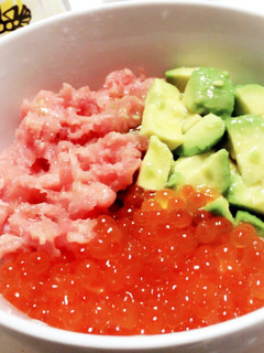 今日の晩ご飯は超簡単!トロアボいくら丼。-レシピのメイン写真