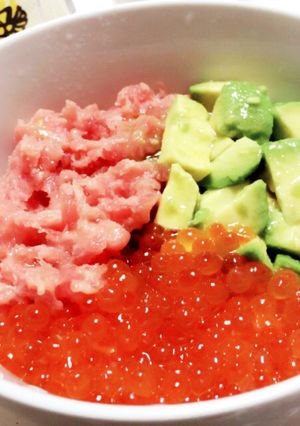 今日の晩ご飯は超簡単！トロアボいくら丼。-レシピのメイン写真