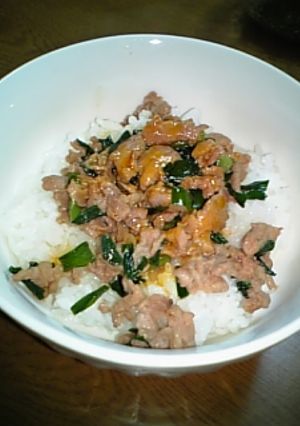 ベリサタより。ニラのスタミナ丼-レシピのメイン写真