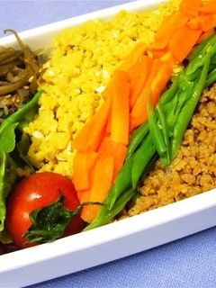 鶏そぼろと卵そぼろの4色そぼろ弁当-レシピのメイン写真