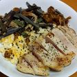 卵ガーリックライスの山菜ポークソテーのせ
