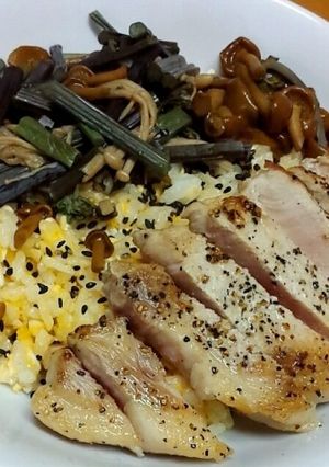 卵ガーリックライスの山菜ポークソテーのせ-レシピのメイン写真
