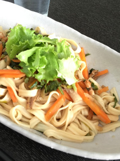 ザーサイとセロリの葉で焼うどん風-レシピのメイン写真