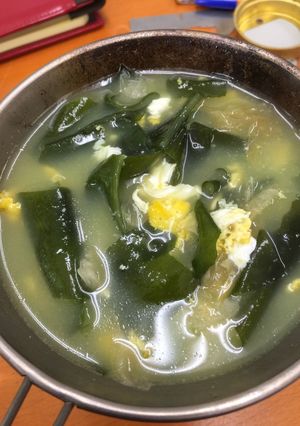 創味シャンタンでワカメ、玉ねぎスープ-レシピのメイン写真