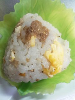 おあげと卵のおにぎり♪中身はむきえび-レシピのメイン写真