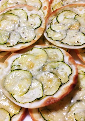 餃子の皮でズッキーニピザ-レシピのメイン写真