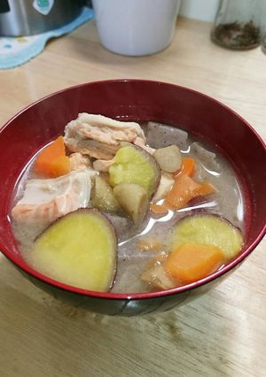 簡単☆鮭のアラと根菜の味噌汁(白味噌)-レシピのメイン写真