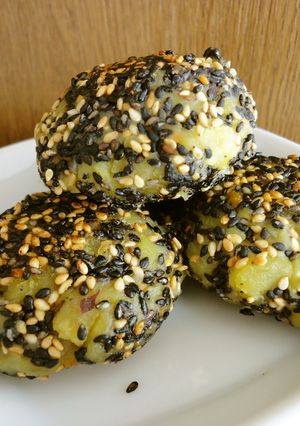 おかずに♪お弁当に♪薩摩芋の胡麻団子-レシピのメイン写真