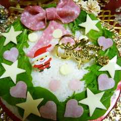 รูปของ クリスマスリースのデコケーキ寿司♪