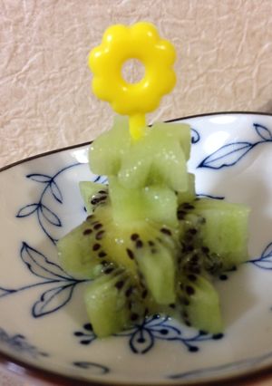 クリスマスに！キウイでツリー飾り-レシピのメイン写真
