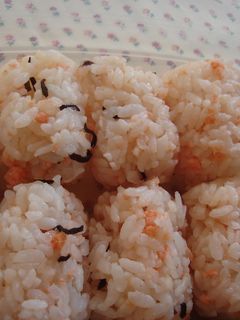 鮭と塩こんぶとごま油 DE おにぎり♪-レシピのメイン写真