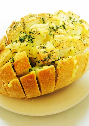 バケットでチーズガーリックちぎりパン-レシピのメイン写真
