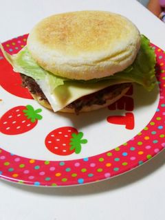 イングリッシュマフィンでハンバーガー-レシピのメイン写真