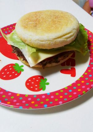 イングリッシュマフィンでハンバーガー-レシピのメイン写真