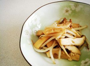 ご飯がススム！エリンギと舞茸のバター炒め-レシピのメイン写真