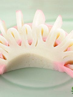 お正月にかまぼこの飾り切り 冠-レシピのメイン写真