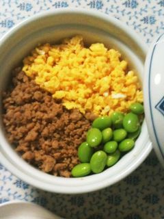 鶏そぼろ、炒り卵、枝豆の三色丼。簡単!-レシピのメイン写真