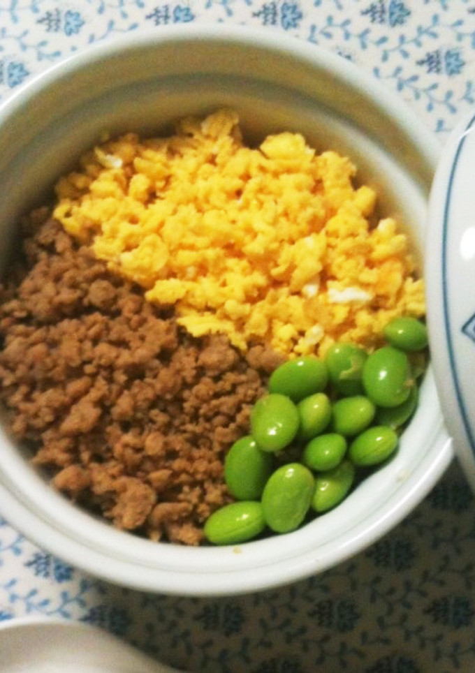 鶏そぼろ、炒り卵、枝豆の三色丼。簡単！-レシピのメイン写真